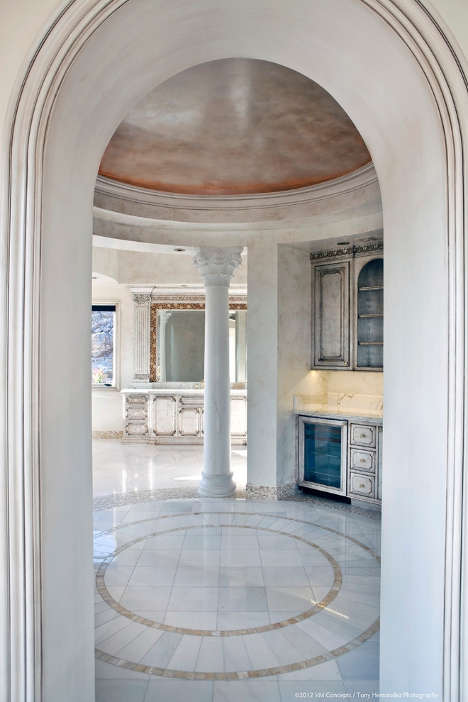 Идея дизайна: большая главная ванная комната в средиземноморском стиле с фасадами с выступающей филенкой, искусственно-состаренными фасадами, угловой ванной, душевой комнатой, раздельным унитазом, разноцветной плиткой, цементной плиткой, бежевыми стенами, полом из известняка, врезной раковиной, столешницей из кварцита, белым полом и душем с распашными дверями