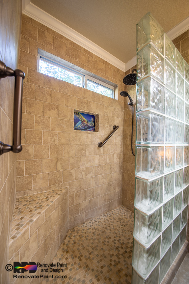 На фото: большая главная ванная комната в современном стиле с душем в нише, бежевой плиткой, керамической плиткой, бежевыми стенами, полом из керамической плитки и открытым душем