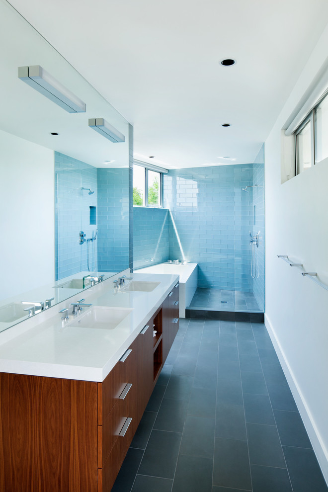 ロサンゼルスにあるミッドセンチュリースタイルのおしゃれな浴室 (フラットパネル扉のキャビネット、中間色木目調キャビネット、アルコーブ型シャワー、黒い床) の写真