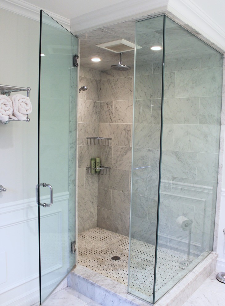 Exemple d'une grande salle de bain principale tendance avec des portes de placard blanches, une baignoire indépendante, une douche d'angle, un carrelage gris, des carreaux de céramique, un mur blanc, un sol en carrelage de céramique, un plan de toilette en granite et un placard à porte affleurante.