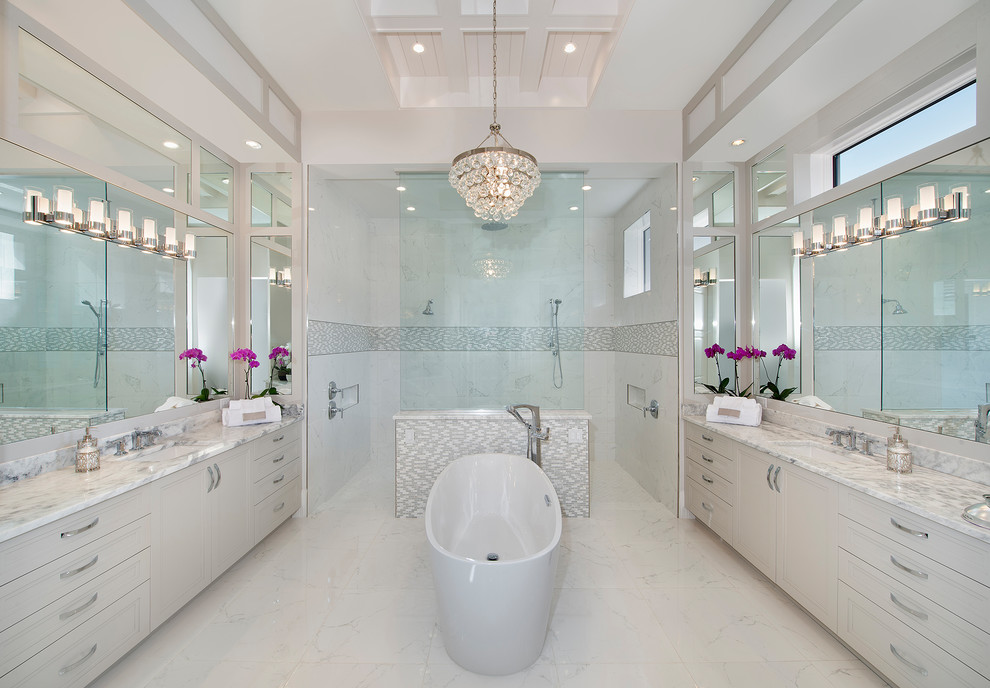 Idéer för stora vintage en-suite badrum, med ett fristående badkar