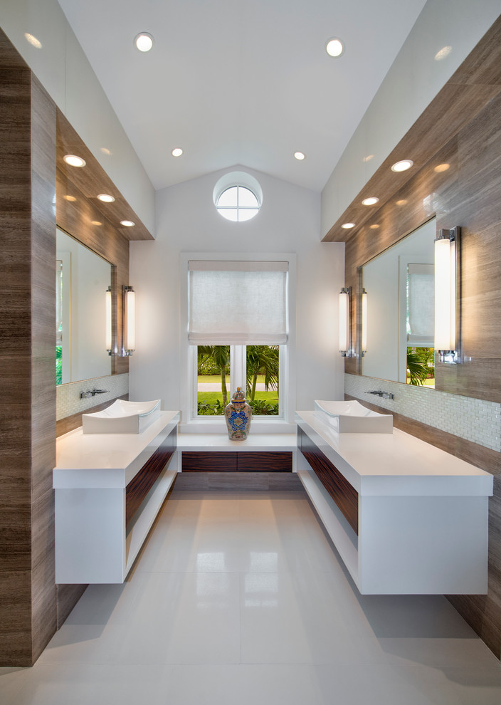 Ispirazione per una stanza da bagno padronale minimal di medie dimensioni con pavimento in marmo, lavabo a bacinella, ante lisce e pareti bianche