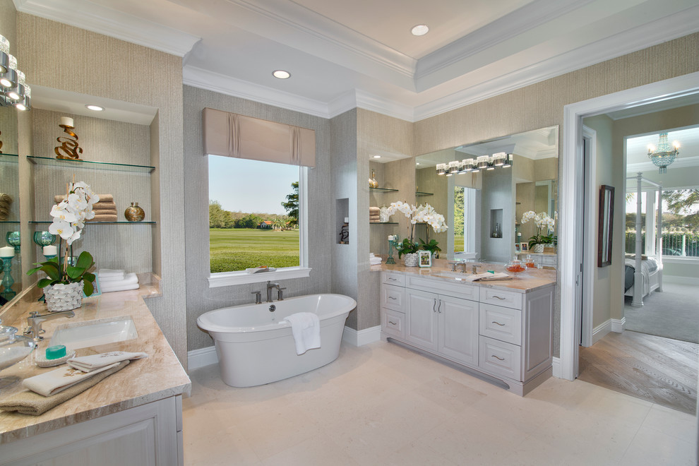 Idéer för att renovera ett stort tropiskt en-suite badrum, med luckor med upphöjd panel, beige skåp, ett fristående badkar, en öppen dusch, beige kakel och granitbänkskiva
