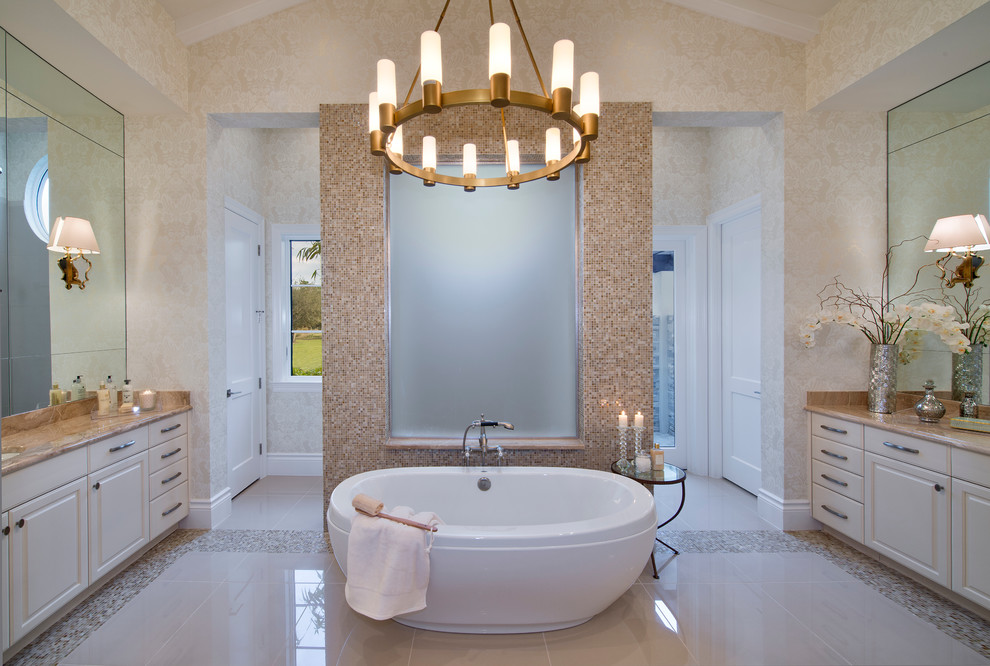 Klassisk inredning av ett stort en-suite badrum, med ett fristående badkar och en öppen dusch
