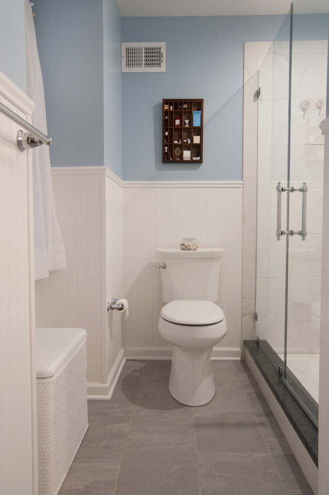 Bild på ett mellanstort vintage svart svart en-suite badrum, med vita skåp, en dusch i en alkov, en toalettstol med separat cisternkåpa, vit kakel, keramikplattor, blå väggar, cementgolv, ett undermonterad handfat, grått golv, dusch med gångjärnsdörr, skåp i shakerstil och bänkskiva i akrylsten