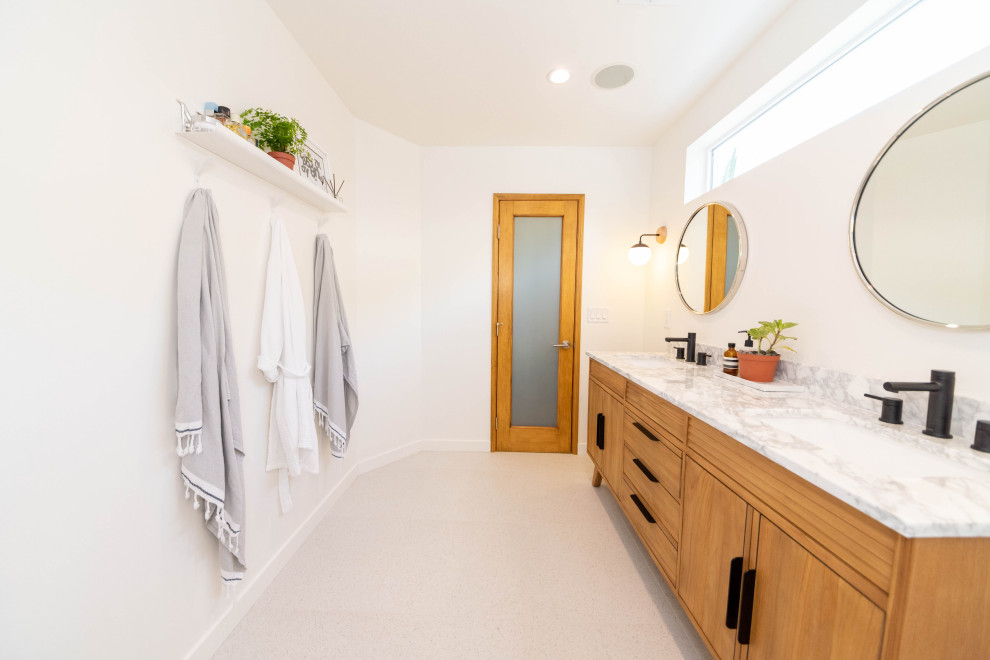 Inredning av ett modernt stort vit vitt en-suite badrum, med möbel-liknande, skåp i mellenmörkt trä, en öppen dusch, en vägghängd toalettstol, vit kakel, tunnelbanekakel, vita väggar, klinkergolv i keramik, ett undermonterad handfat, bänkskiva i kvartsit, beiget golv och dusch med gångjärnsdörr