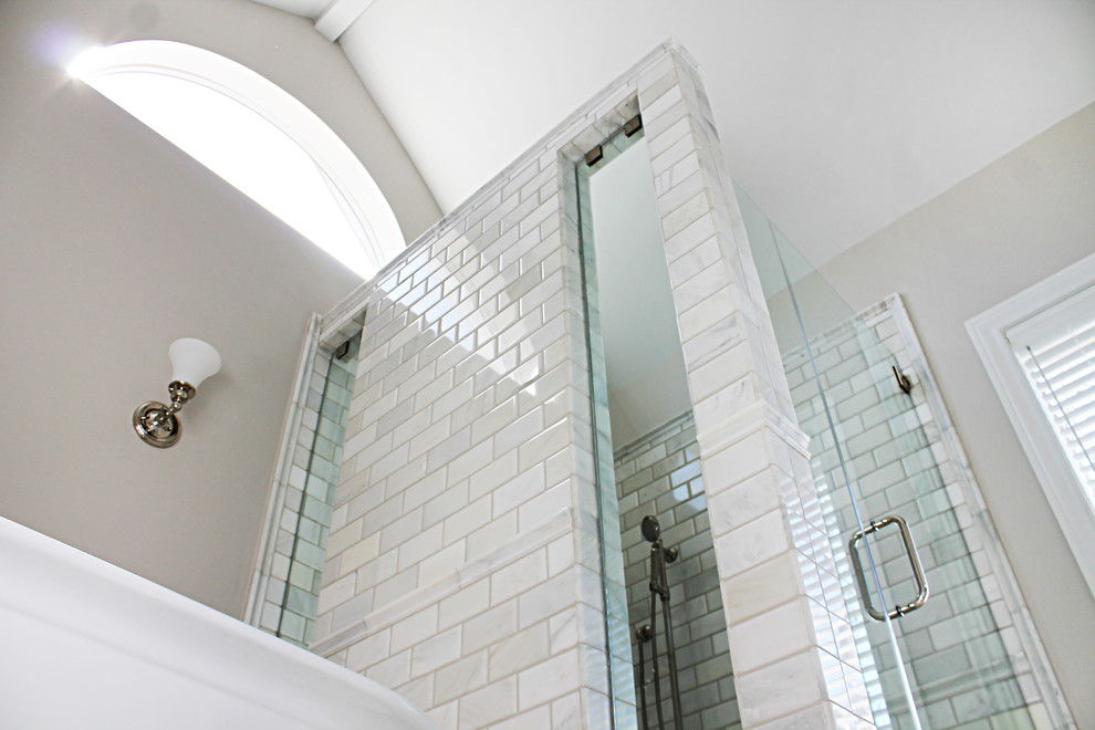 Idéer för att renovera ett mellanstort vintage en-suite badrum, med luckor med infälld panel, vita skåp, ett fristående badkar, tunnelbanekakel, mosaikgolv, marmorbänkskiva, vita väggar, en dusch i en alkov, vit kakel och ett undermonterad handfat
