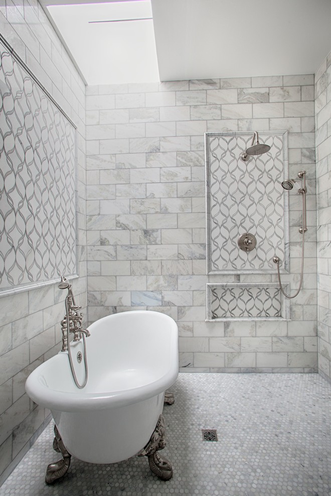 На фото: главная ванная комната среднего размера в стиле неоклассика (современная классика) с фасадами с утопленной филенкой, серыми фасадами, открытым душем, раздельным унитазом, белой плиткой, бежевыми стенами, врезной раковиной, белым полом, открытым душем, мраморной плиткой, мраморным полом и ванной на ножках