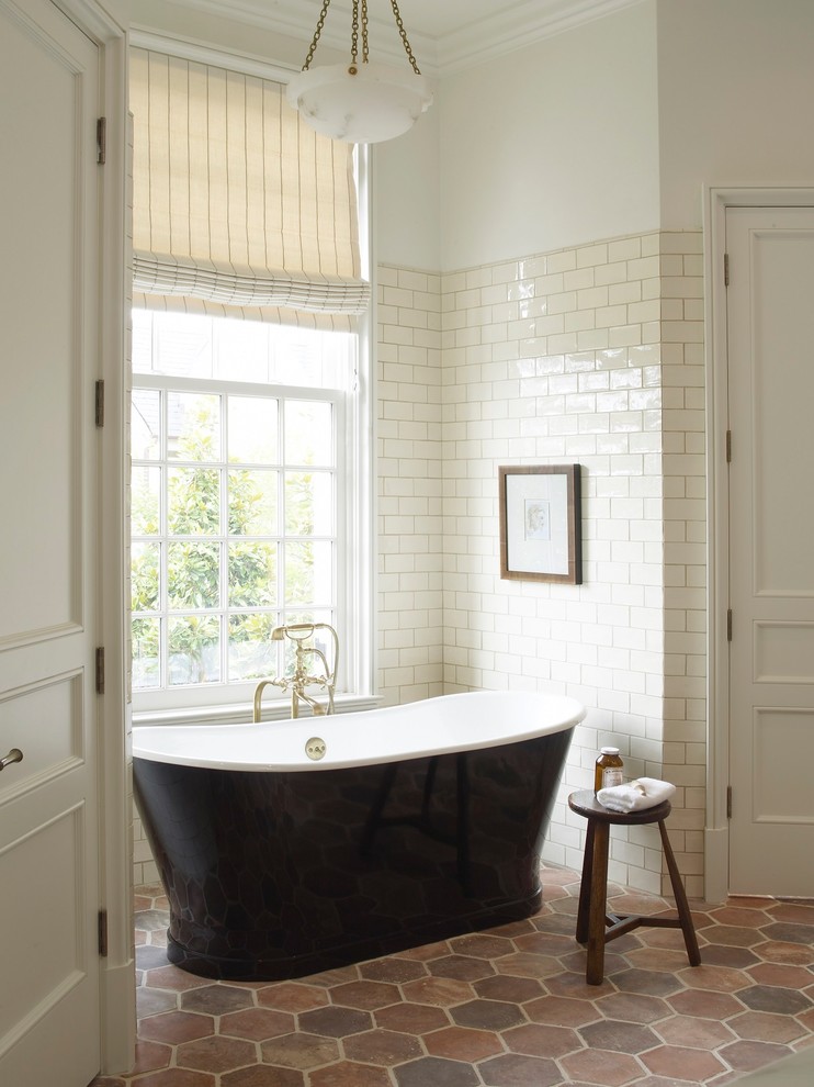 Inspiration för ett stort vintage en-suite badrum, med ett fristående badkar, beige kakel, beige väggar, flerfärgat golv, klinkergolv i terrakotta och porslinskakel