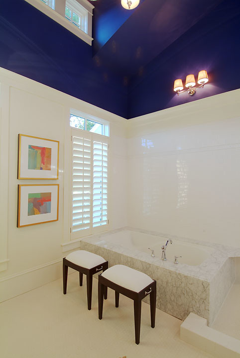 Источник вдохновения для домашнего уюта: главная ванная комната среднего размера в стиле кантри с фасадами с утопленной филенкой, темными деревянными фасадами, ванной в нише, белыми стенами, полом из мозаичной плитки и мраморной столешницей