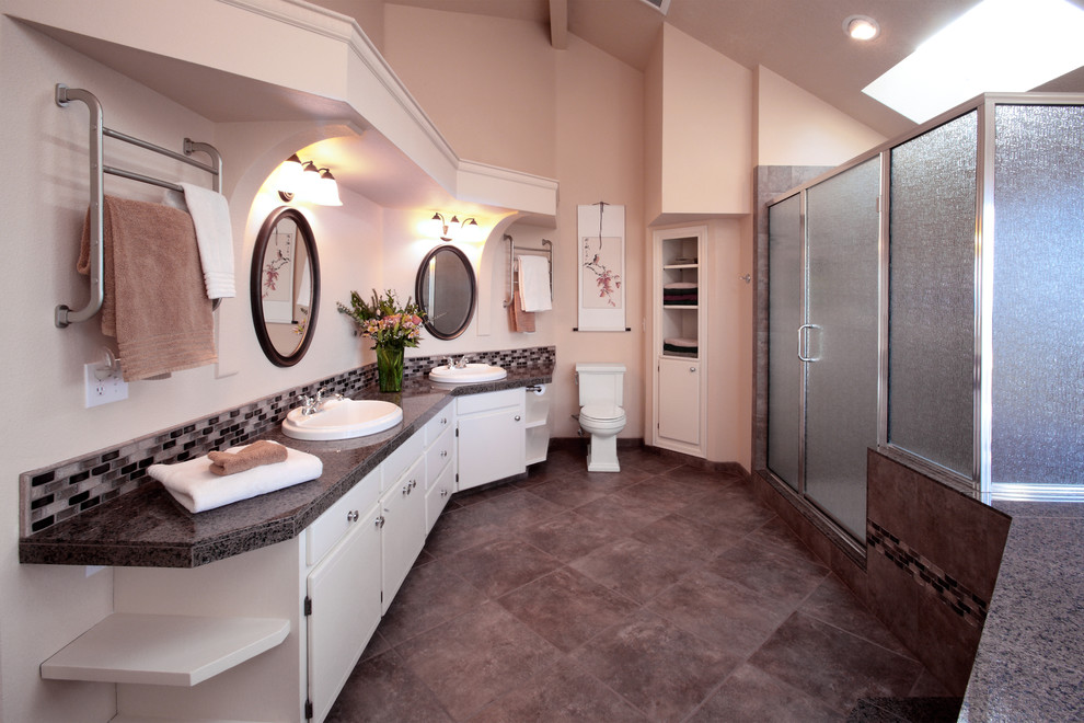 Modernes Badezimmer mit Einbauwaschbecken, flächenbündigen Schrankfronten, weißen Schränken, gefliestem Waschtisch, Einbaubadewanne, Eckdusche, Toilette mit Aufsatzspülkasten, braunen Fliesen und Keramikfliesen in Portland