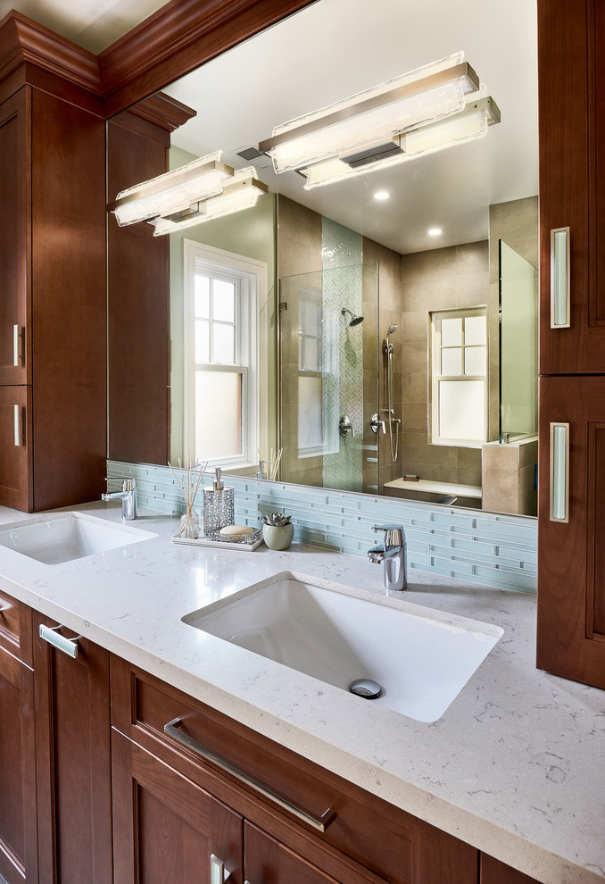 Inredning av ett amerikanskt mellanstort en-suite badrum, med luckor med infälld panel, skåp i mellenmörkt trä, en kantlös dusch, beige kakel, keramikplattor, beige väggar, ett undermonterad handfat och bänkskiva i kvarts