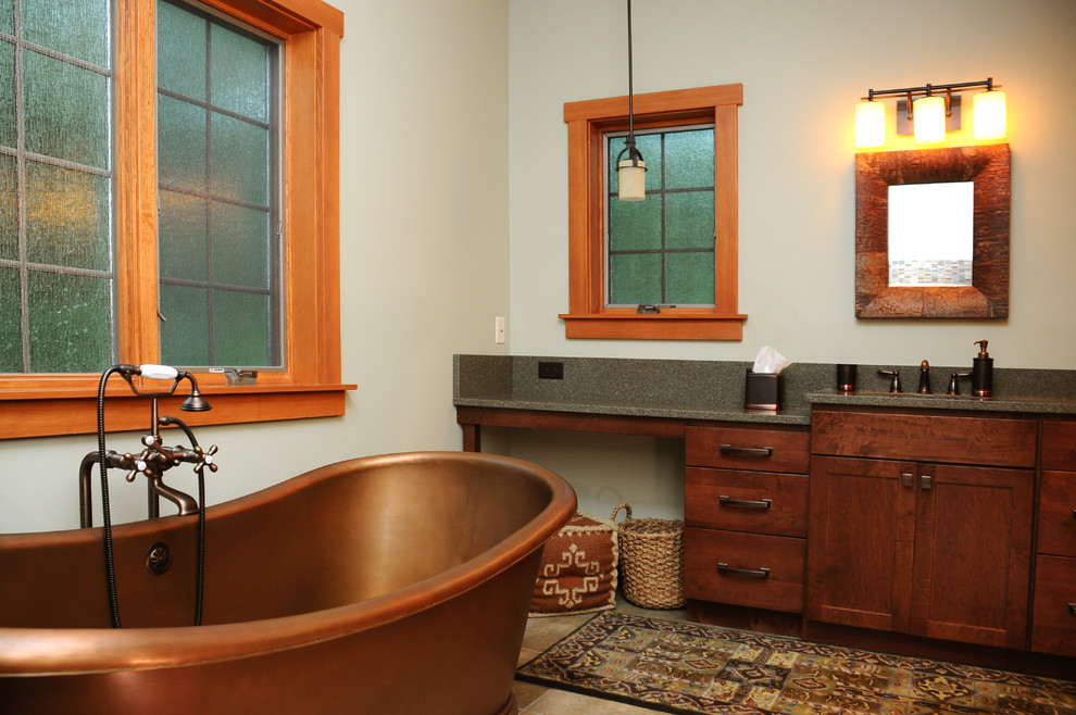 Diseño de cuarto de baño principal rural pequeño con bañera exenta, paredes verdes y suelo de travertino