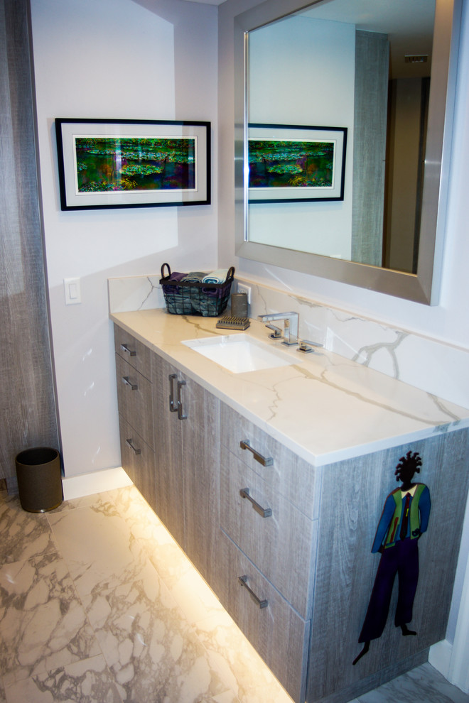Foto de cuarto de baño principal actual grande con armarios con paneles lisos, puertas de armario grises, ducha doble, baldosas y/o azulejos blancos, lavabo encastrado y encimera de cuarzo compacto