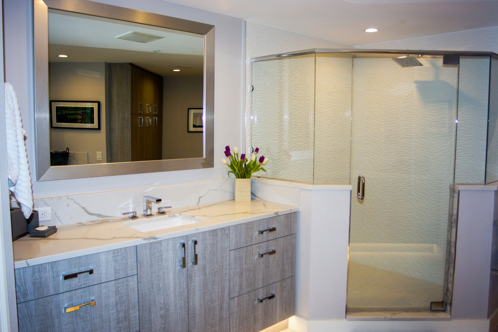 Imagen de cuarto de baño principal contemporáneo grande con armarios con paneles lisos, puertas de armario grises, ducha doble, baldosas y/o azulejos blancos, lavabo encastrado y encimera de cuarzo compacto