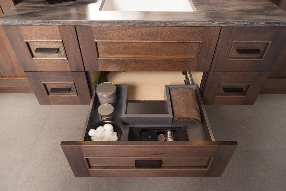 Cette photo montre une salle de bain principale chic en bois brun de taille moyenne avec un placard à porte plane, un mur blanc, un sol en carrelage de porcelaine, un carrelage gris, des carreaux de porcelaine, un lavabo encastré, un plan de toilette en surface solide, un sol gris et un plan de toilette multicolore.