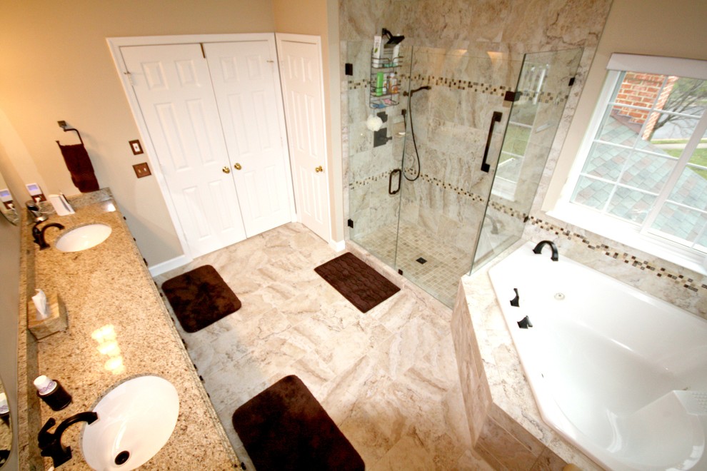 Пример оригинального дизайна: большая главная ванная комната в современном стиле с фасадами с выступающей филенкой, фасадами цвета дерева среднего тона, угловой ванной, угловым душем, раздельным унитазом, бежевой плиткой, керамогранитной плиткой, бежевыми стенами, полом из керамогранита, врезной раковиной и столешницей из гранита