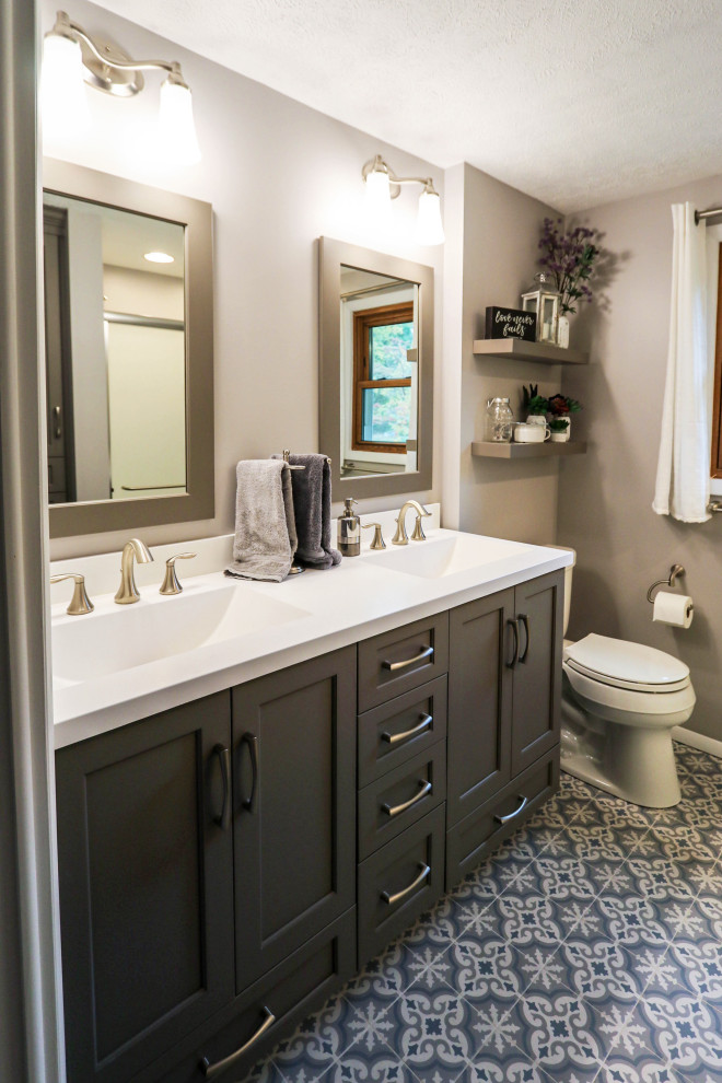 Exempel på ett litet klassiskt vit vitt en-suite badrum, med släta luckor, grå skåp, en dusch i en alkov, en toalettstol med separat cisternkåpa, grå kakel, grå väggar, klinkergolv i keramik, ett integrerad handfat, marmorbänkskiva, blått golv och dusch med skjutdörr