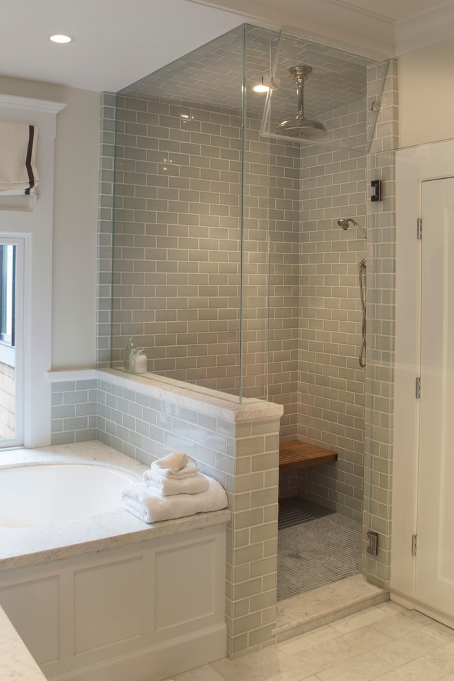 Источник вдохновения для домашнего уюта: большая главная ванная комната в классическом стиле с синей плиткой, полновстраиваемой ванной, душем в нише и душем с распашными дверями