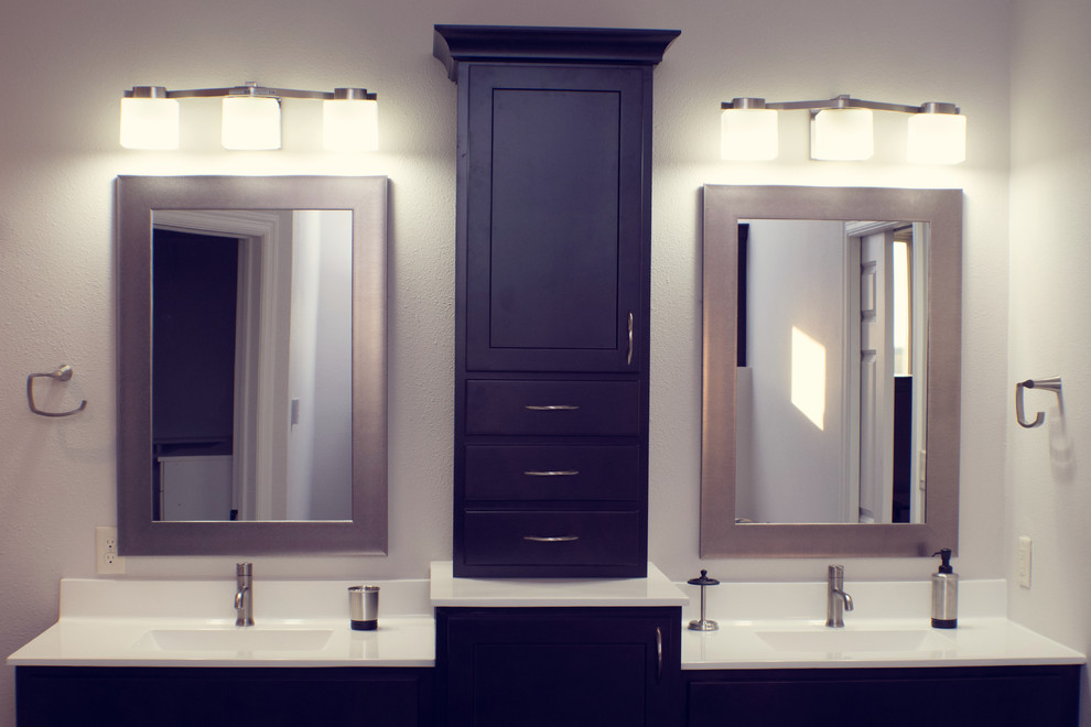 Immagine di una grande stanza da bagno padronale moderna con ante lisce, ante nere, vasca freestanding, pareti beige, pavimento con piastrelle in ceramica, lavabo da incasso e top in granito