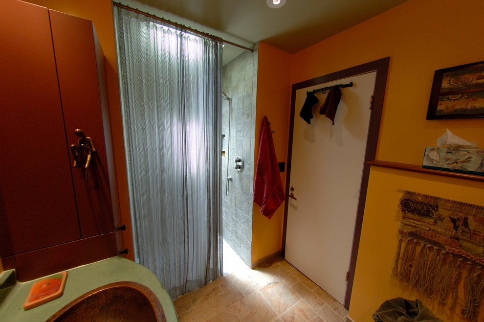 Foto di una stanza da bagno contemporanea con doccia con tenda