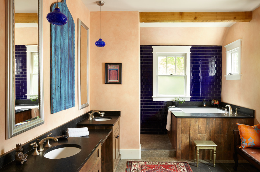 Идея дизайна: главная ванная комната среднего размера в средиземноморском стиле с фасадами с утопленной филенкой, темными деревянными фасадами, японской ванной, синей плиткой, плиткой кабанчик, врезной раковиной, столешницей из кварцита, серым полом и оранжевыми стенами