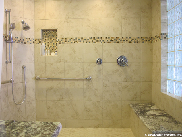Ispirazione per una stanza da bagno padronale moderna con doccia a filo pavimento e piastrelle beige