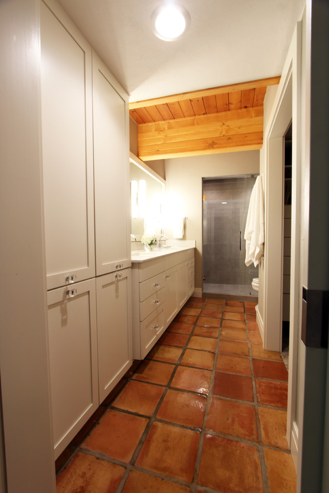Exempel på ett mellanstort klassiskt en-suite badrum, med luckor med infälld panel, vita skåp, en dusch i en alkov, en toalettstol med separat cisternkåpa, flerfärgad kakel, porslinskakel, grå väggar, klinkergolv i terrakotta, ett undermonterad handfat och bänkskiva i kvarts