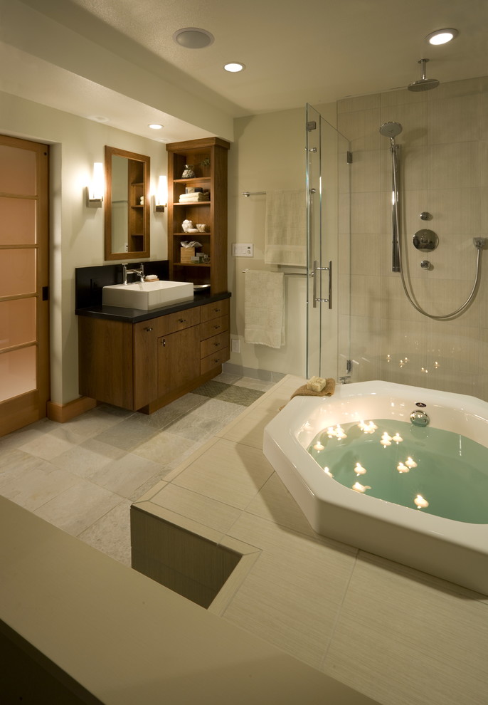 Идея дизайна: ванная комната в восточном стиле с настольной раковиной