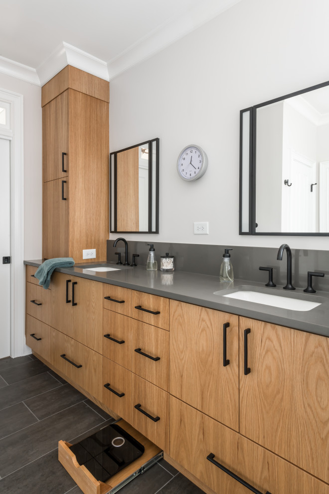 Стильный дизайн: ванная комната среднего размера в современном стиле с полом из керамической плитки и черным полом - последний тренд