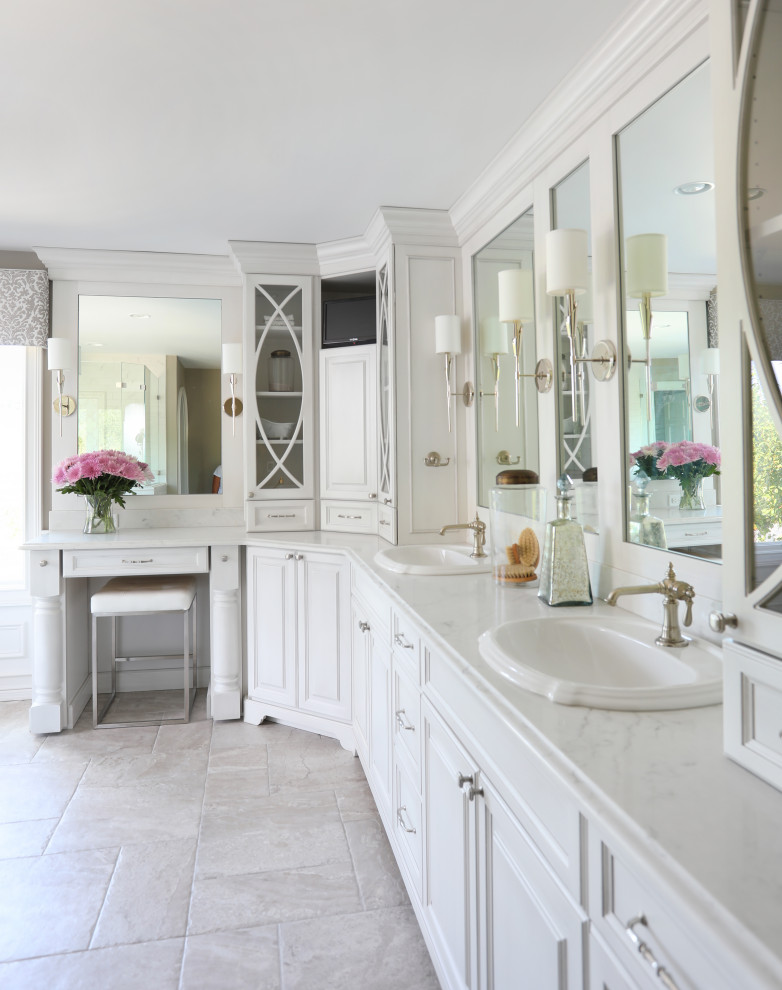 Idée de décoration pour une très grande salle de bain principale tradition avec un placard avec porte à panneau surélevé, des portes de placard blanches, un sol en carrelage de porcelaine, un lavabo encastré, un sol beige et un plan de toilette blanc.