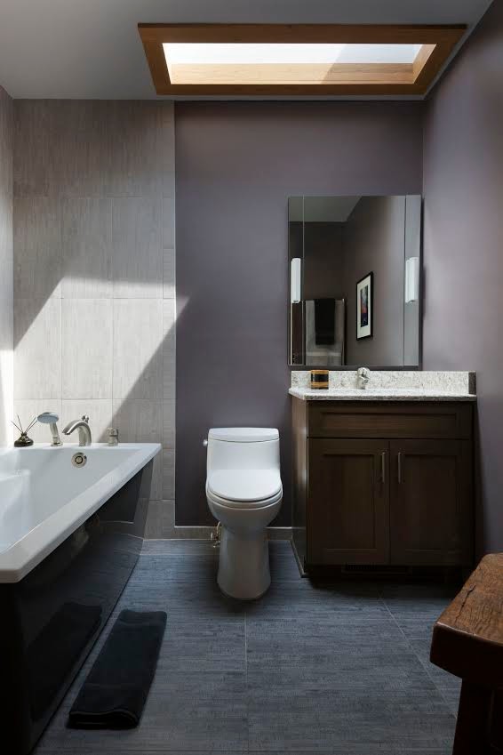 Inspiration pour une petite salle de bain principale minimaliste en bois brun avec un placard avec porte à panneau encastré, une baignoire indépendante, WC à poser, un carrelage gris, des carreaux de porcelaine, un mur violet, un sol en carrelage de porcelaine, un lavabo encastré, un plan de toilette en quartz modifié et un sol gris.