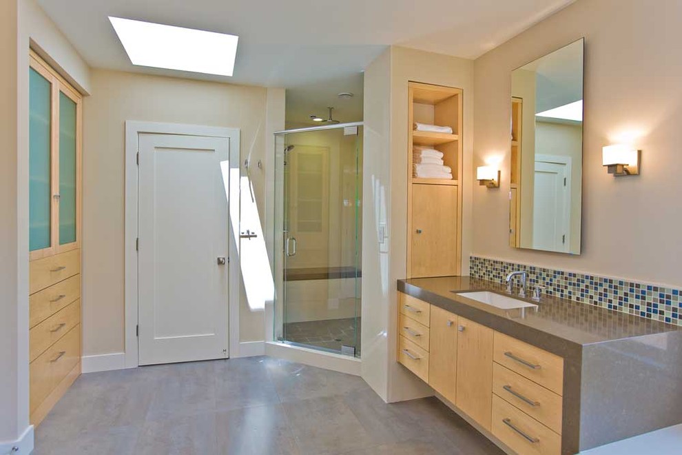 Idée de décoration pour une très grande salle de bain minimaliste en bois clair avec un lavabo encastré, un placard à porte plane, un plan de toilette en quartz modifié, une baignoire posée, une douche d'angle, WC à poser, un carrelage gris, des carreaux de porcelaine, un mur beige et un sol en carrelage de porcelaine.