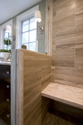 Идея дизайна: главная ванная комната среднего размера в современном стиле с врезной раковиной, фасадами островного типа, темными деревянными фасадами, душем в нише, унитазом-моноблоком, разноцветной плиткой, зелеными стенами и полом из травертина
