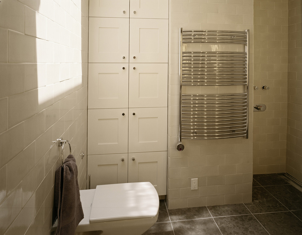Inspiration för mellanstora moderna en-suite badrum, med ett undermonterad handfat, skåp i shakerstil, vita skåp, bänkskiva i kalksten, ett undermonterat badkar, en öppen dusch, en vägghängd toalettstol, beige kakel, keramikplattor, beige väggar, kalkstensgolv och brunt golv