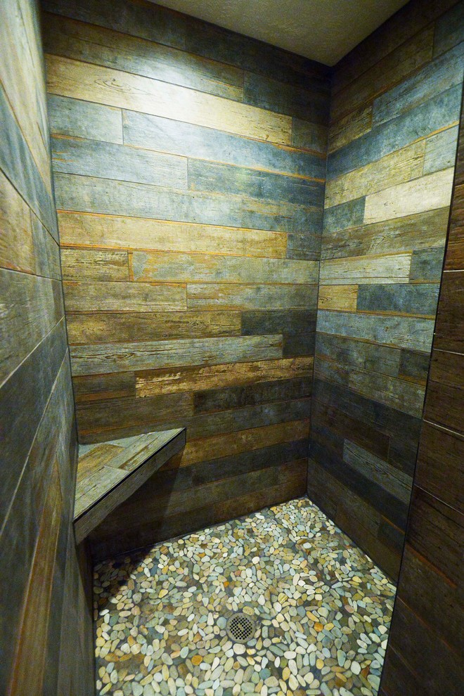 Modelo de cuarto de baño principal con ducha empotrada, baldosas y/o azulejos multicolor, baldosas y/o azulejos de porcelana, suelo de baldosas tipo guijarro y lavabo bajoencimera