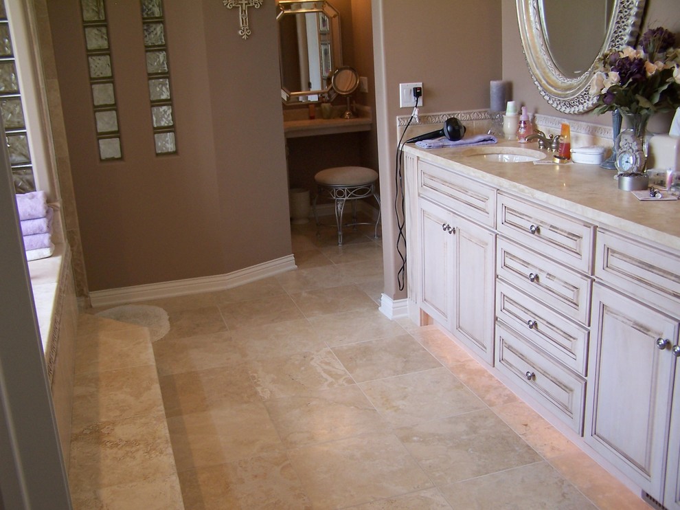 Modelo de cuarto de baño clásico con ducha abierta y baldosas y/o azulejos de piedra