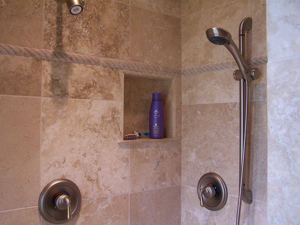 Cette photo montre une salle de bain chic avec une douche ouverte et un carrelage de pierre.