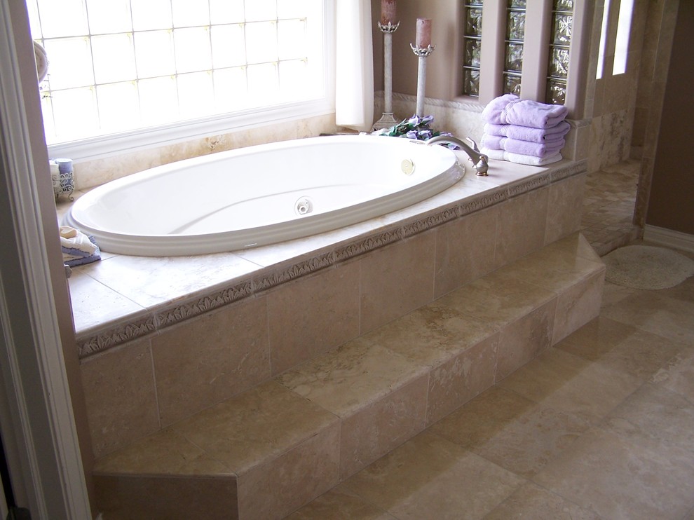 Idées déco pour une salle de bain classique avec une douche ouverte et un carrelage de pierre.