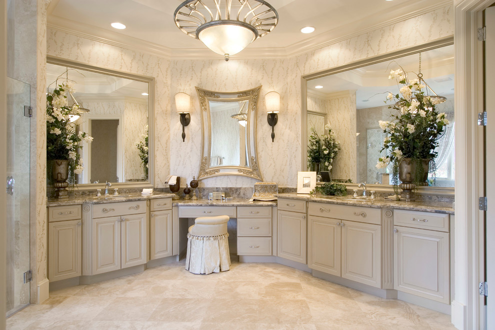 Großes Klassisches Badezimmer En Suite mit profilierten Schrankfronten, beigen Schränken, Duschnische, beiger Wandfarbe, Travertin, Unterbauwaschbecken, Granit-Waschbecken/Waschtisch, beigem Boden und Falttür-Duschabtrennung in Miami