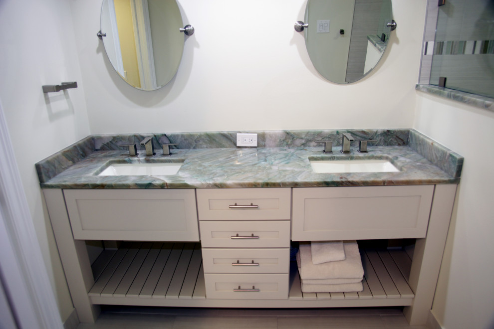 Esempio di una stanza da bagno padronale costiera con ante in stile shaker, pavimento con piastrelle in ceramica, lavabo sottopiano e top in quarzite