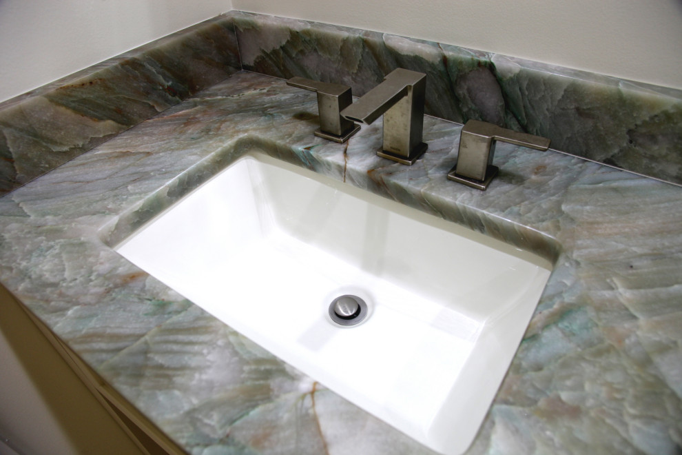 Modelo de cuarto de baño principal costero con armarios estilo shaker, suelo de baldosas de cerámica, lavabo bajoencimera y encimera de cuarcita