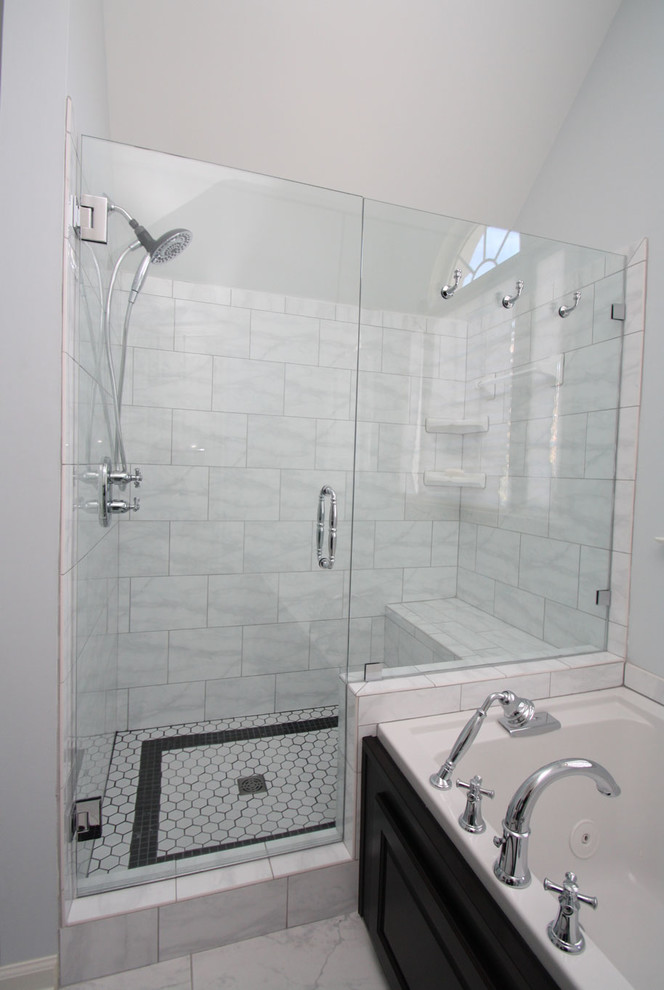 Источник вдохновения для домашнего уюта: большая главная ванная комната в современном стиле с черными фасадами, накладной ванной, душем в нише, серой плиткой, серыми стенами и мраморным полом