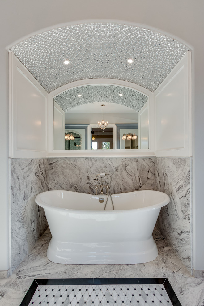 Свежая идея для дизайна: главная ванная комната в стиле неоклассика (современная классика) с серыми фасадами, отдельно стоящей ванной, керамической плиткой, серыми стенами, мраморным полом, врезной раковиной и мраморной столешницей - отличное фото интерьера