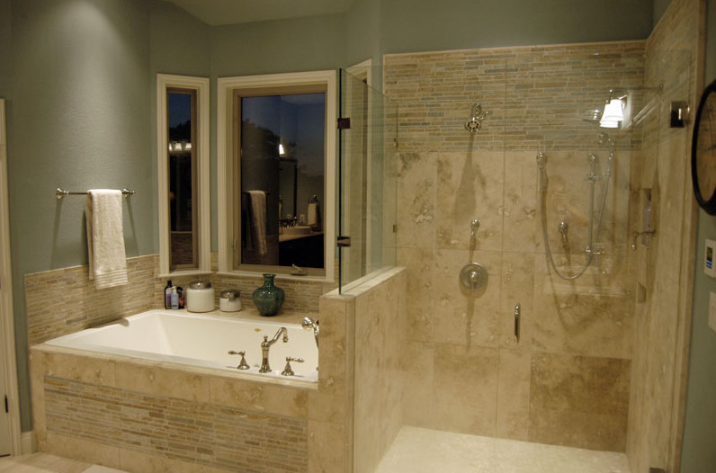 Ejemplo de cuarto de baño tradicional con bañera encastrada y ducha doble