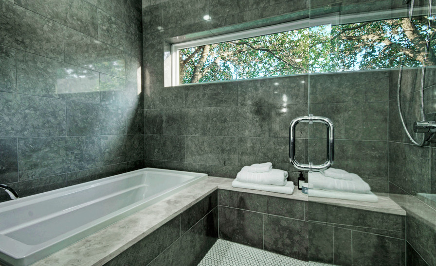 Foto di una stanza da bagno minimal con vasca da incasso e vasca/doccia