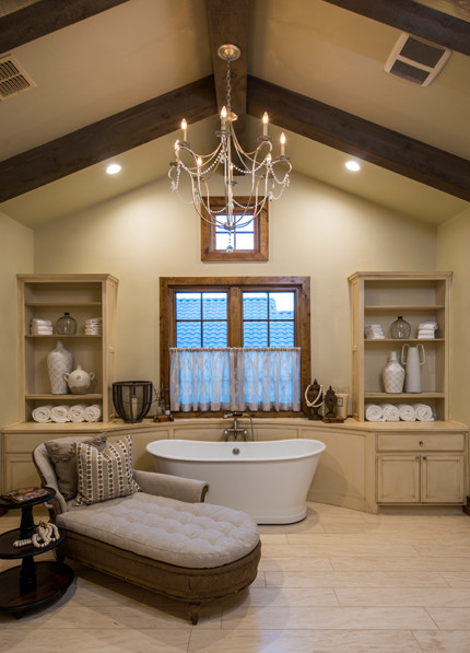 Idee per un'ampia stanza da bagno padronale country con consolle stile comò, ante con finitura invecchiata e vasca freestanding
