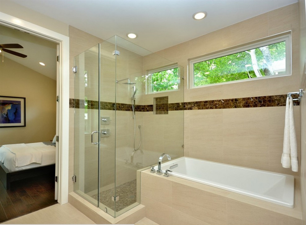Inredning av ett modernt mellanstort en-suite badrum, med ett platsbyggt badkar och en dubbeldusch