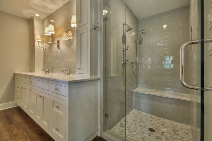 Стильный дизайн: ванная комната в классическом стиле с врезной раковиной и душем в нише - последний тренд