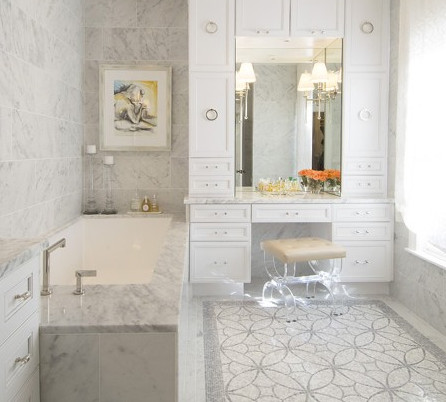 Aménagement d'une salle de bain principale classique avec un plan de toilette en marbre, une baignoire encastrée et un carrelage blanc.